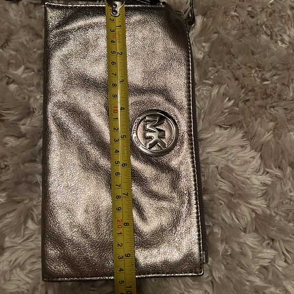 MK wrist bag like new used very few times smoke free - Picture 7 of 7